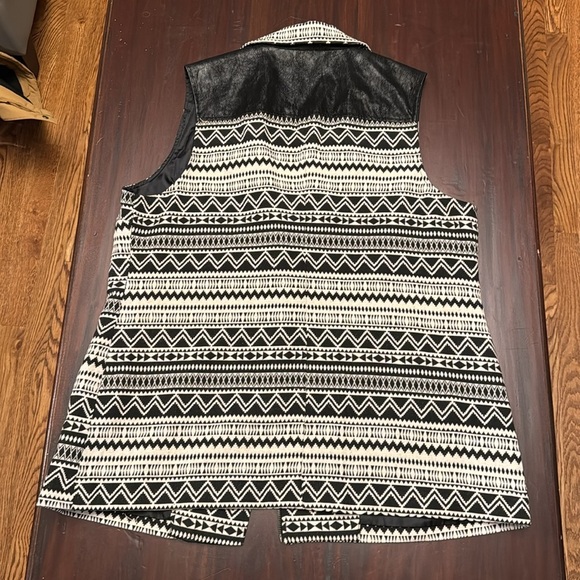 Multiples black and cream western print faux leather accents vest size XL - Picture 4 of 4